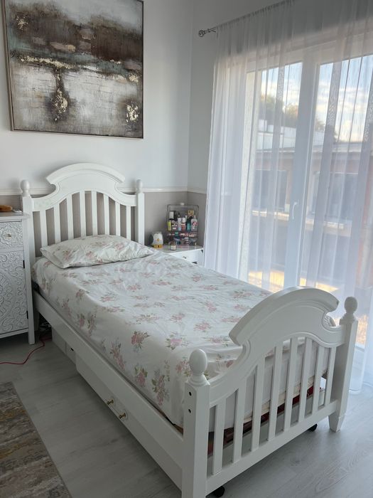 Pat din lemn alb de o persoană