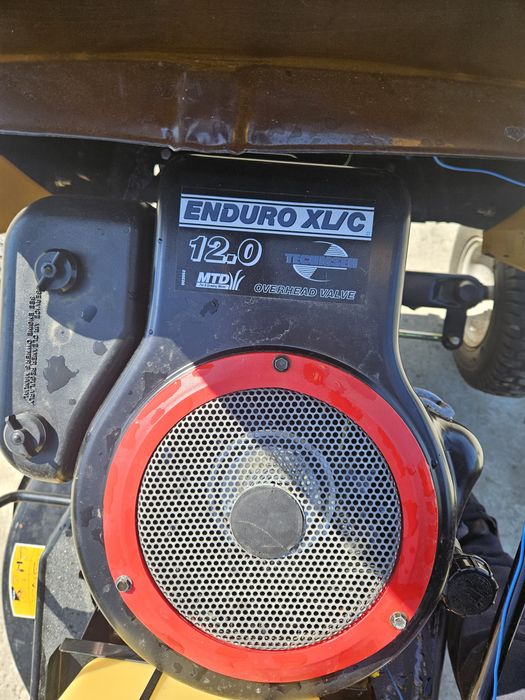 Tractoras de tuns iarba gazon