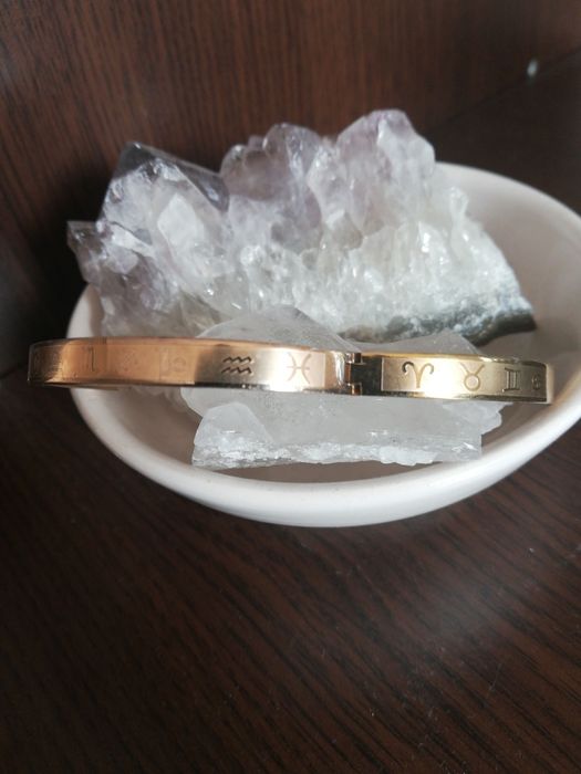 Гривна за ръка с гравюра