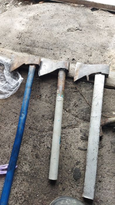 Топоры каждый по