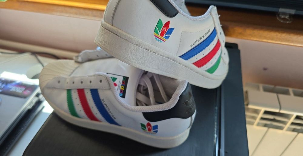 Продавам момичешки маратонки  Adidas