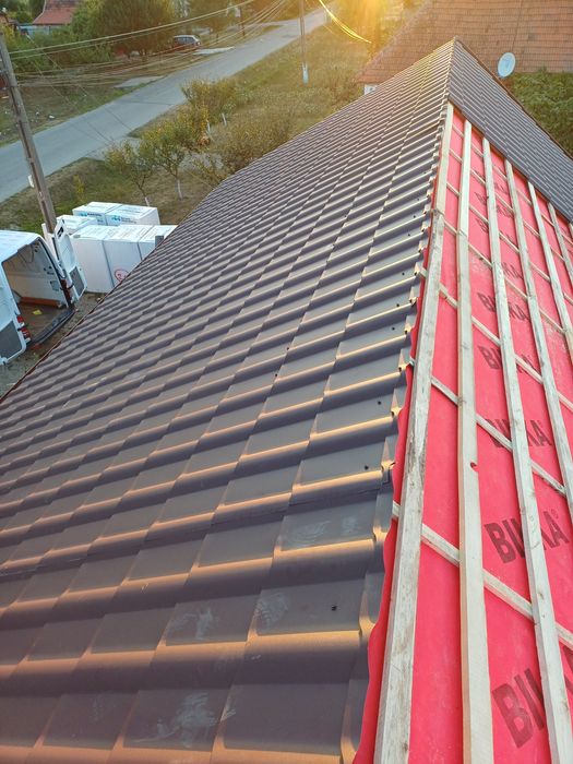 Firmă specializată. 
Executăm sau modificăm 
orice tip de Acoperisuri.