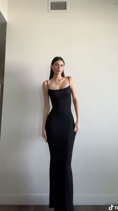 Платье облегающее длинное