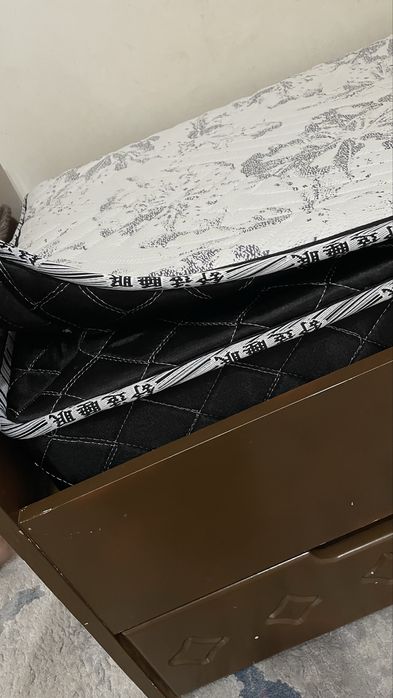 Matras +kravat 1 kishilik. Uzunligi 1,70.  Eni 67 sm.