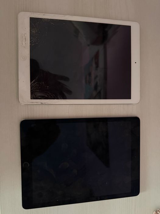 Vand doua ipad pentru piese