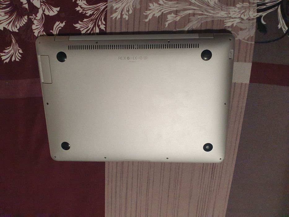 Vînd macbook Air în stare foarte bună de funcționare cu încărcător ori