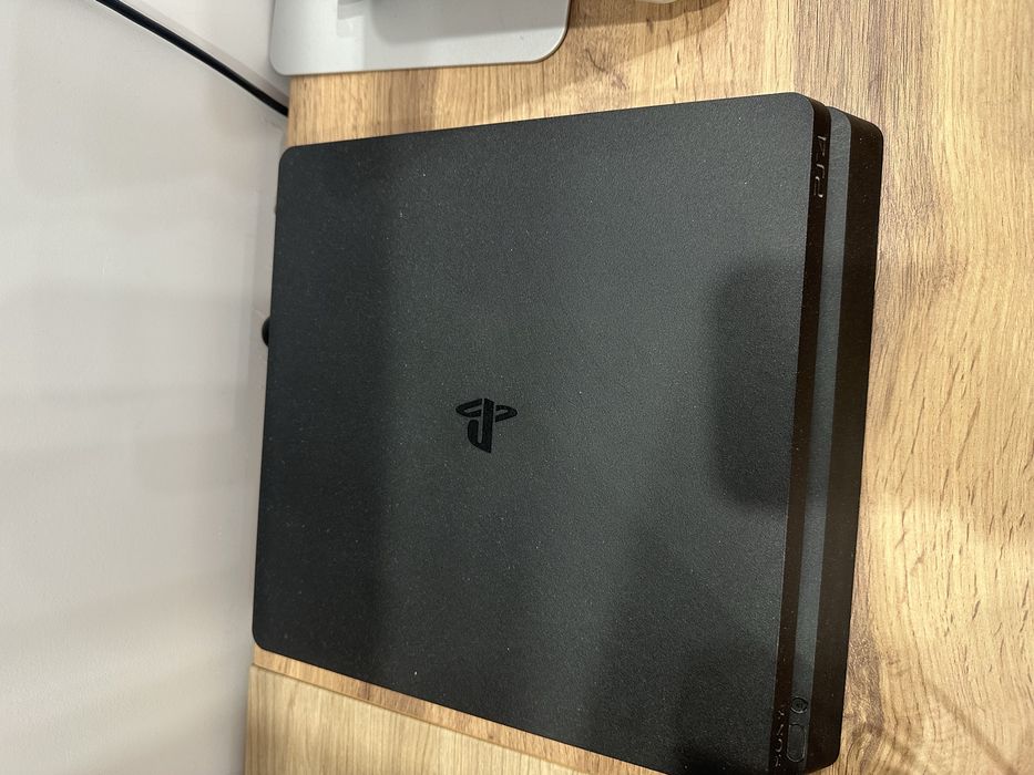 PlayStation 4 Slim + 2 геймпада + 9 игр