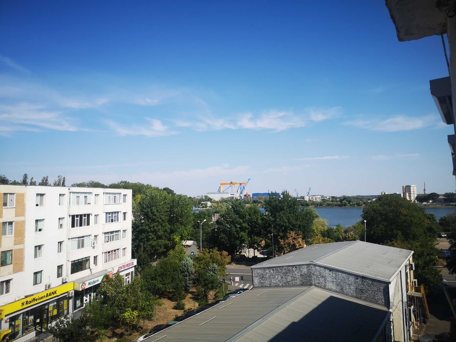 Apartament 4 camere (3 dormitoare + living), etaj 4, vizavi de Piața Vest, Tulcea – mobilat, balcon cu vedere superbă