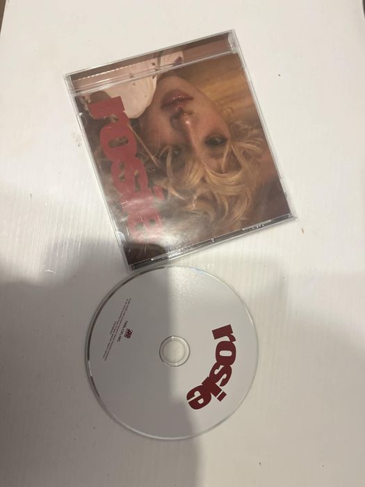 Албум на ROSÈ “ROSIE”