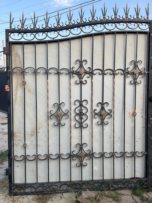 Продам ворота и двер