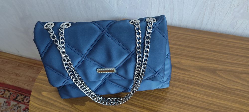 Сумочка продается в голубом сочном цвете