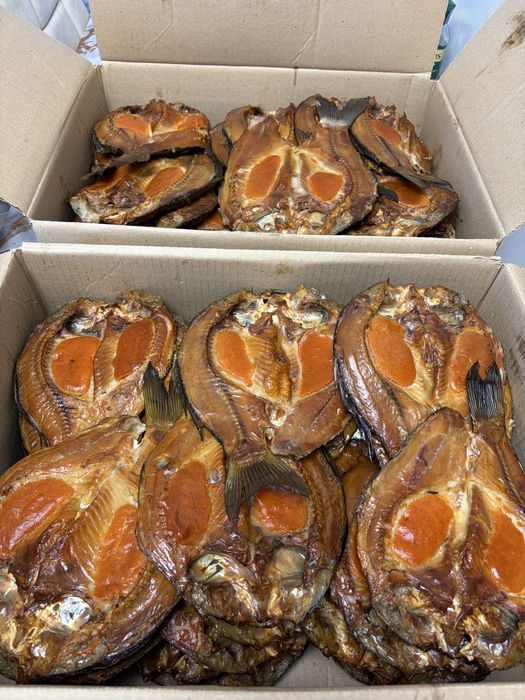 Карась горячего копчения с икрой.