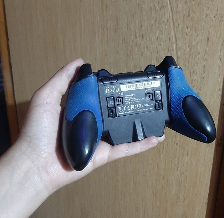 Controller Razer Raiju pentru PlayStation 4, în stare foarte bună.