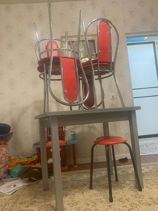 Стол и стуля табуредка