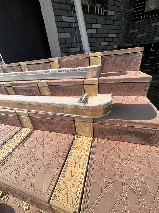 Продам б/у карнизы