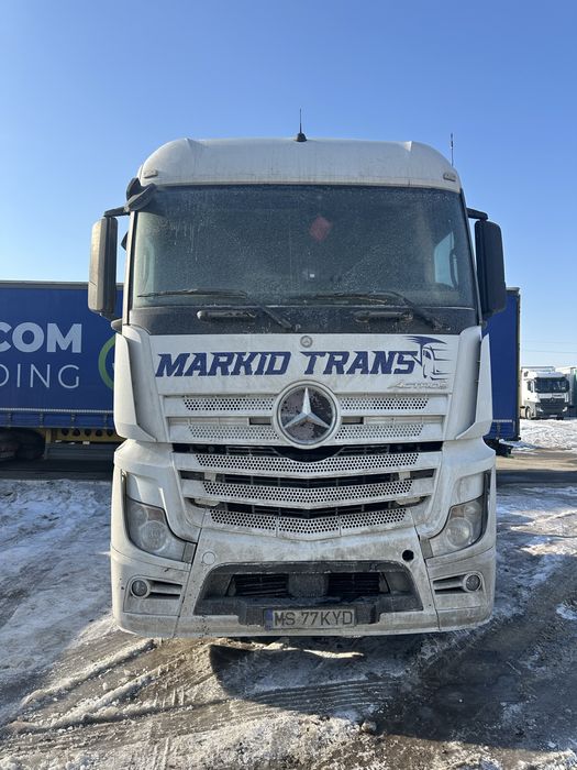 Dezmembrez Mercedes actros