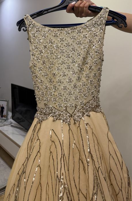 Продам очень красивое платье, со шлейфом