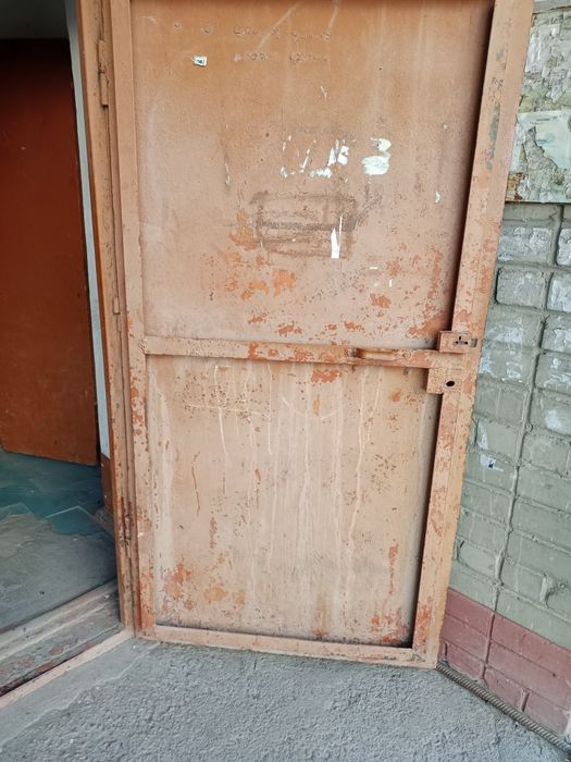 Продам железную дверь в комплекте .с замком + пять ключей.