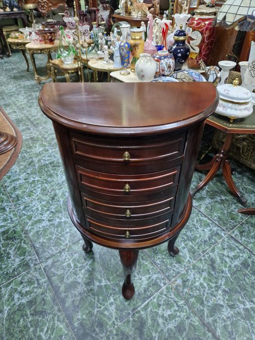 Уникална антикварна конзолна масичка за бижута