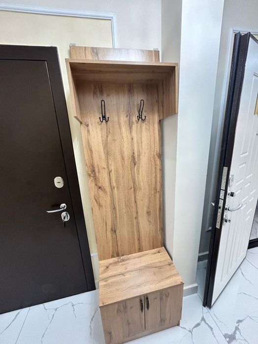 Тумбочка с вешалкой