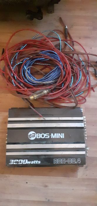 Усилитель с проводами.