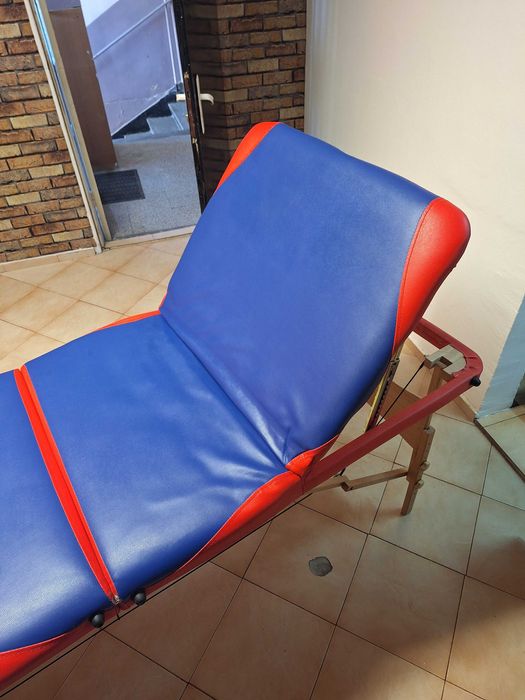 Масажна кушетка.