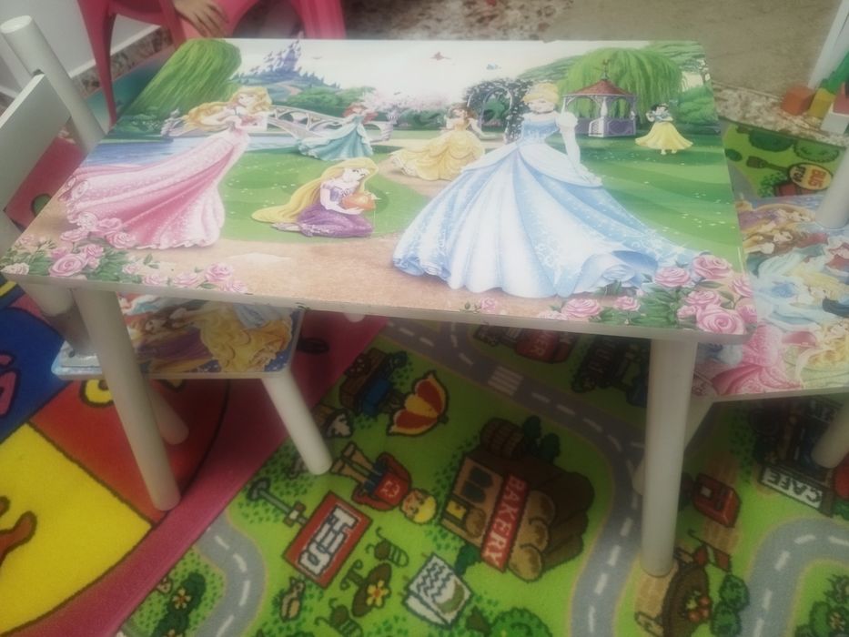 Vând măsuță cu 2 scaune pentru copii 1-5 ani