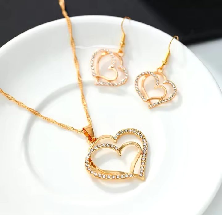 Комплект колие и обеци във формата на сърце