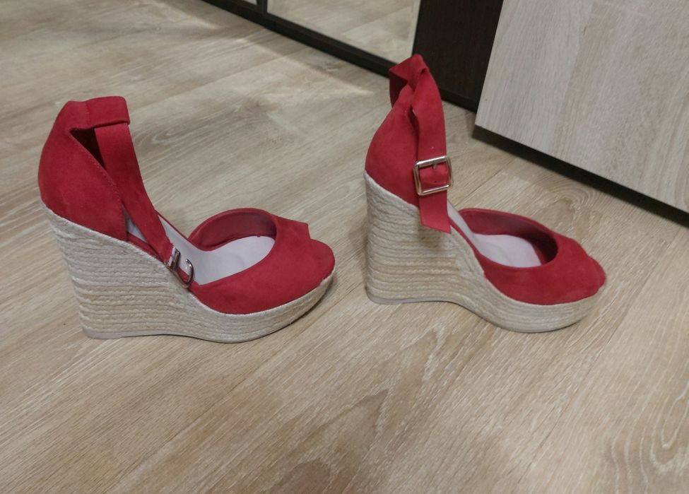 Продаётся женская обувь