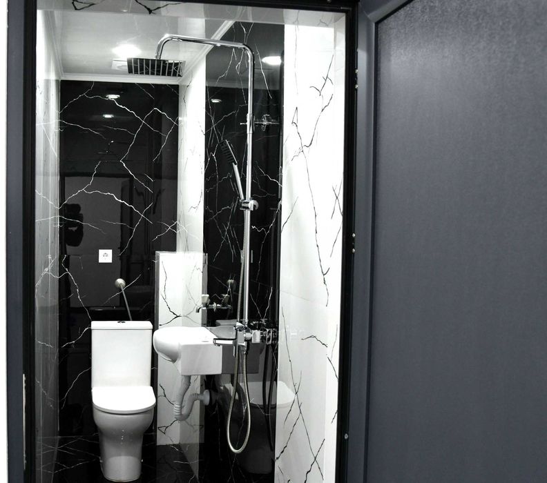 Отдава се под наем луксозно търговско/офис помещение в идеалния център