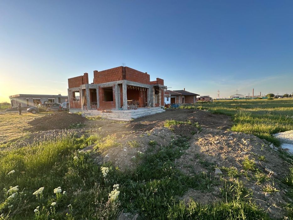 Vand casa cu mansarda la rosu +curent in Santandrei