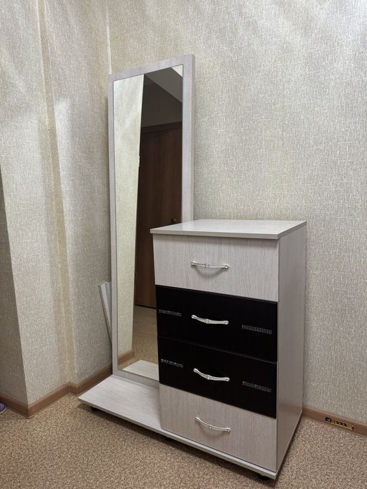 Продам комод с зеркалом