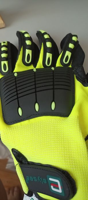 Защитные перчатки