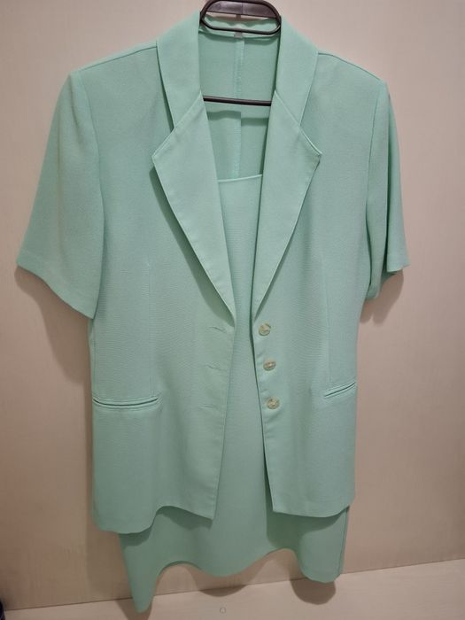 Продавам запазени костюми