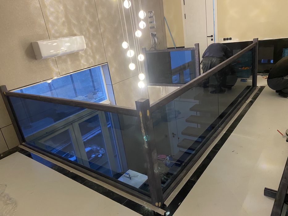 Ограждение лестница  стекл перил