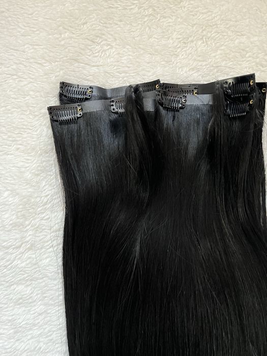 Блестяща черна треса на щипки