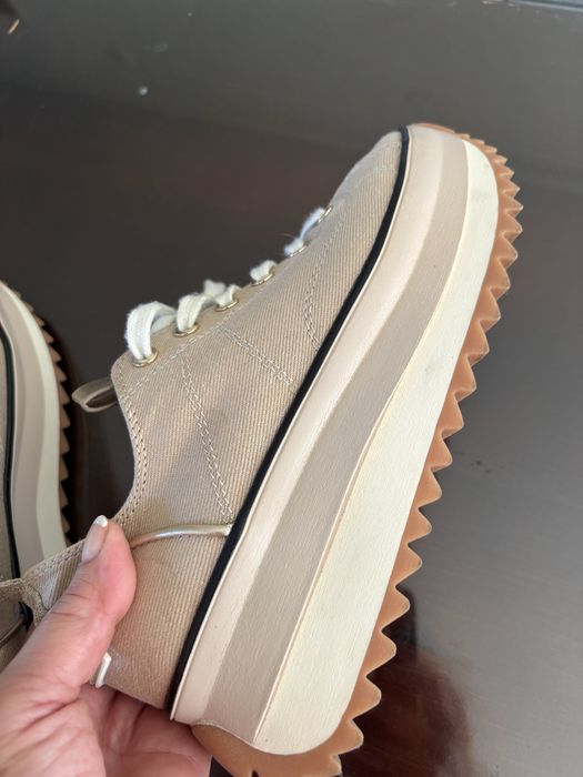 Дамски обувки TAMARIS със злаен акцент
