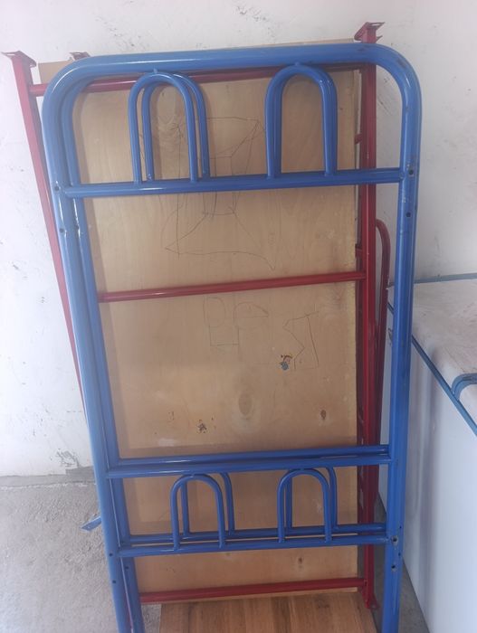 Детский кровать.