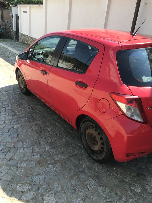 Продавам Тойота Ярис 1.3