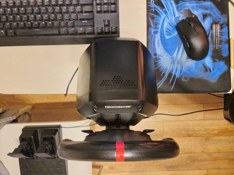 Волан Thrustmaster T128 с педали в перфектно състоятние (PC и XBOX)