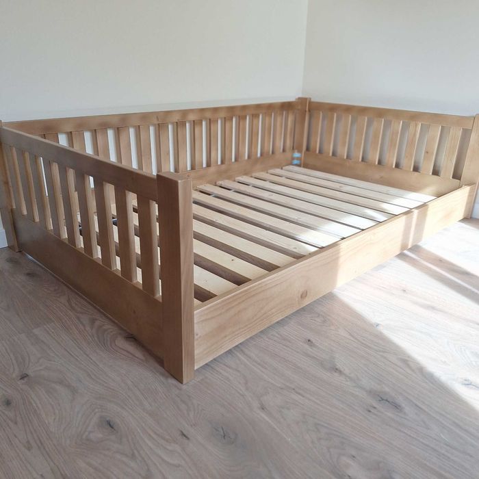 TRANSPORT GRATUIT.Pat din lemn masiv.Cod 221