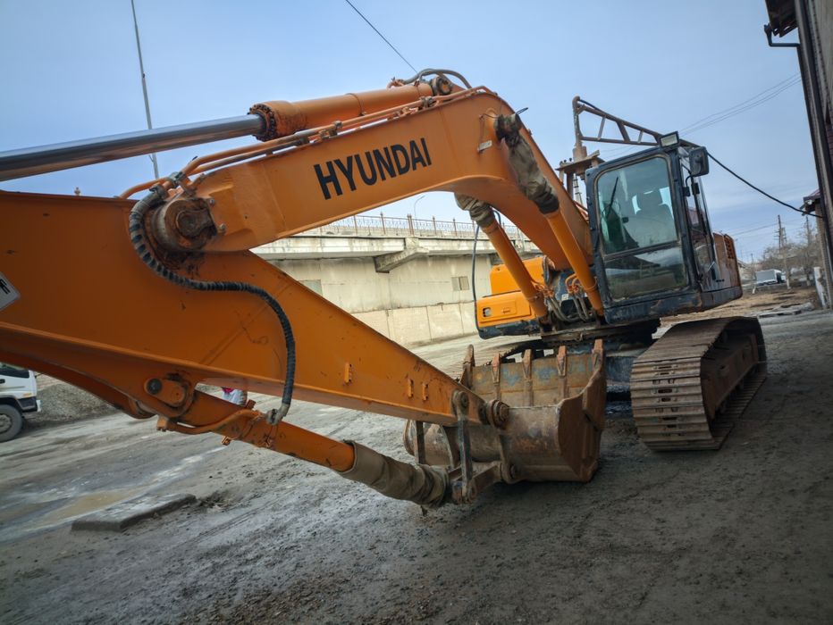 Гусенечный экскаватор