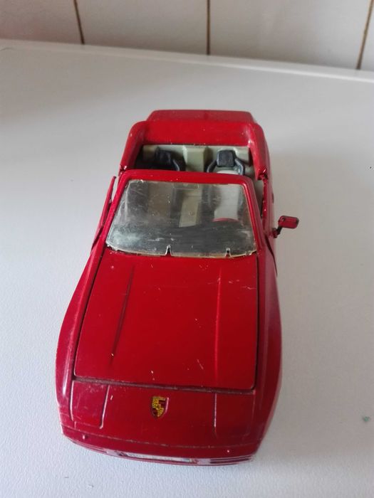 Метална количка и лот пощенски картички.