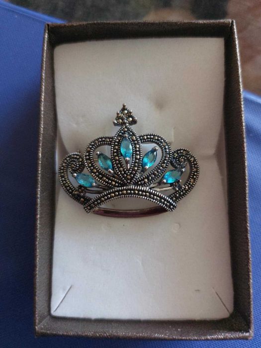 Brosa vintage argint regala cu coroana