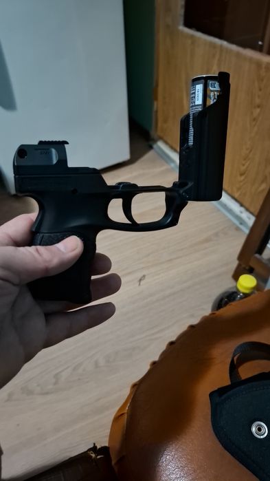 Vând pistol cu sprei