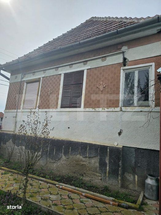 Casa batraneasca cu teren generos, in localitatea Dedrad – la 10 km