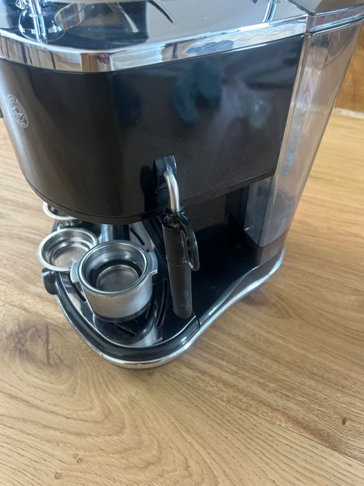 Vând espressor manual DeLonghi ECOM311.BK în stare foarte bună