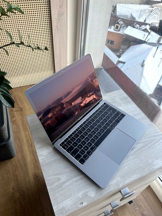 MacBook Air 13" Retina (2019) - 8GB RAM / 128GB SSD - Stare Impecabilă