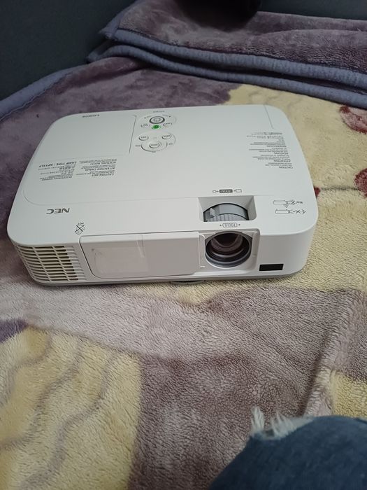 vînd videoproiector