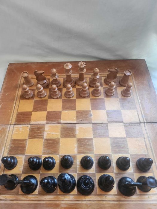 Шах / табла 48х48 см, бакелит.фигури+пулове+зарове/ шах.часовник и шах 34х34х5 см,дървени фигури, български